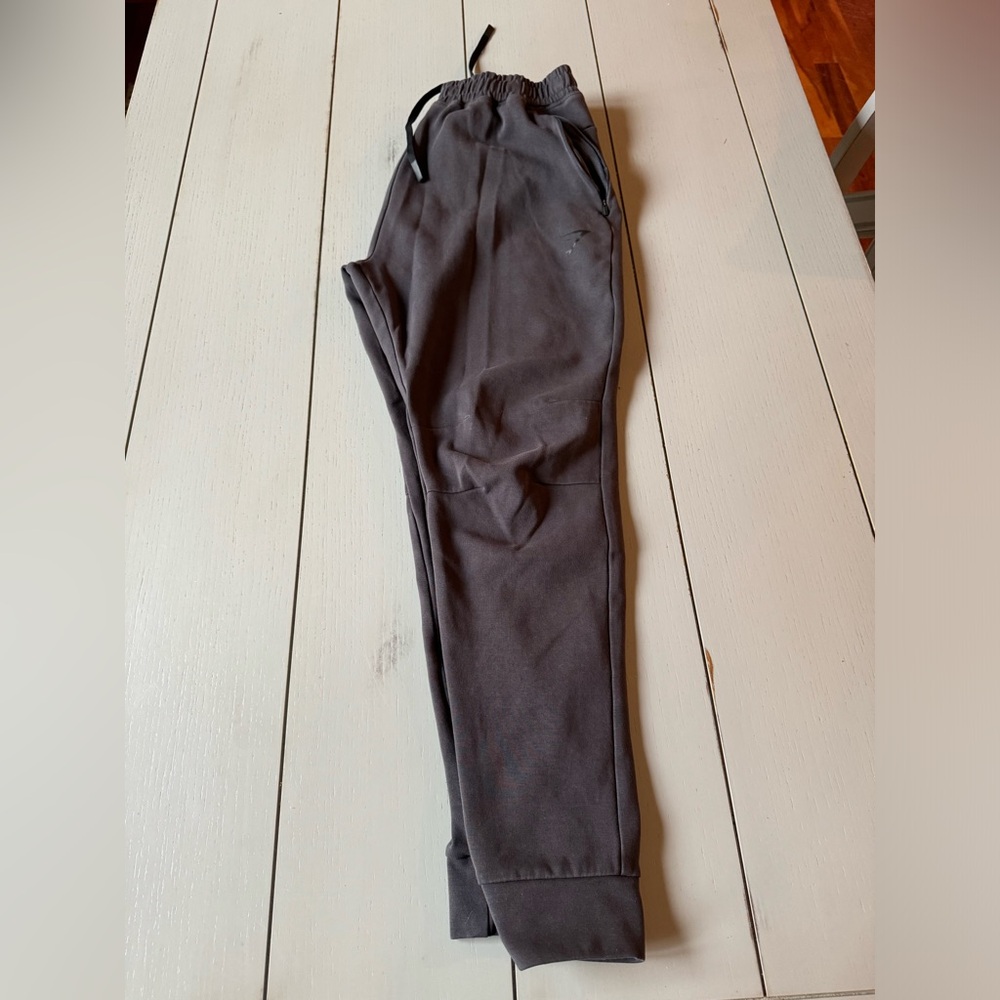 Dark gray men’s Gymshark joggers